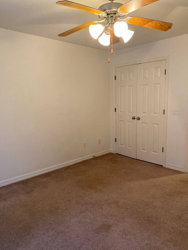 Building Photo - 2 Bedroom 2 bath Fox Pointe Condo/Apartmen...