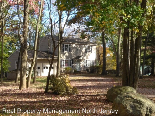 Building Photo - 11 Woodglen Dr