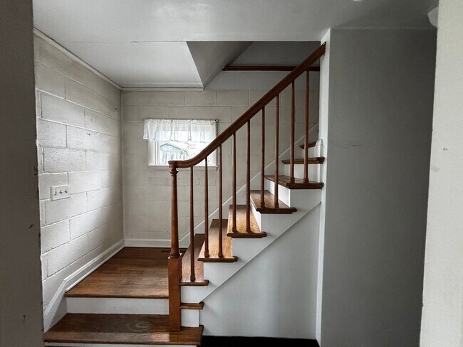 Foto del edificio - Private Apartment with Two Stall garage