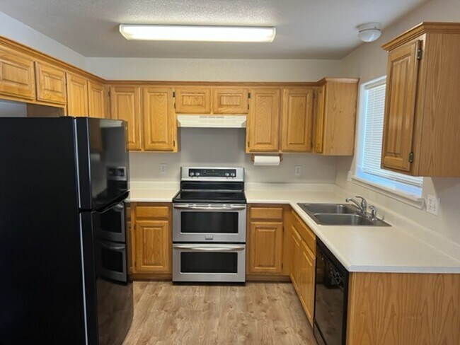 Foto del edificio - CLEAN SINGLE LEVEL 2 BEDROOM HOME/ WITH DE...