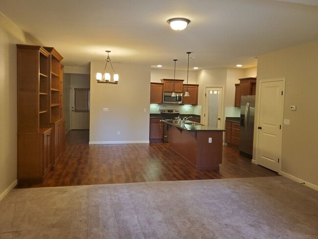 Building Photo - Beautiful Townhome