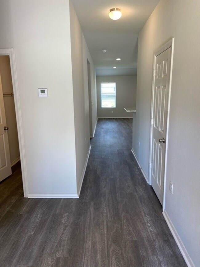 Building Photo - *Rent FREE until May 1st!** Three Bedroom | Two Bath Home in Fairview Haven