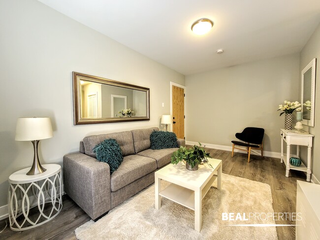 Building Photo - 431 W Belden Ave