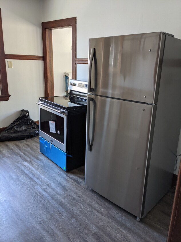 new stainless steel appliances - 905 Swift Ave