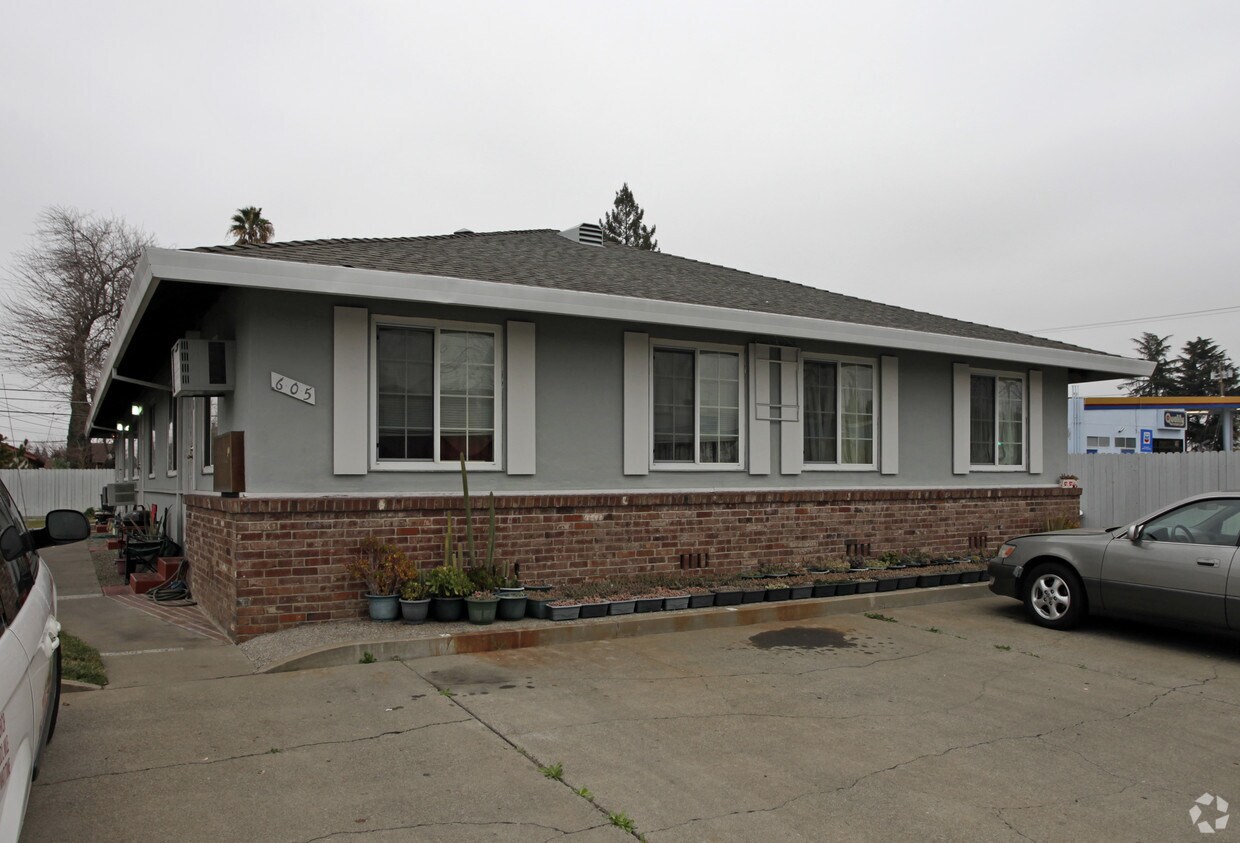 Foto del edificio - 605 W El Camino Ave