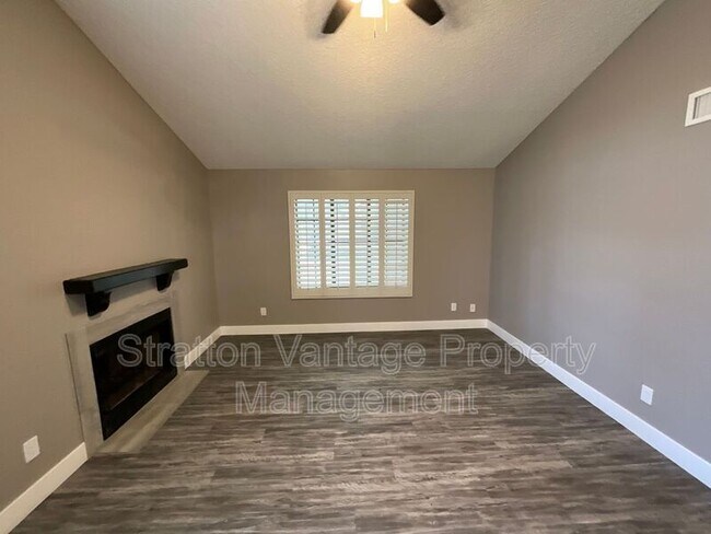 Building Photo - 921 W University Dr