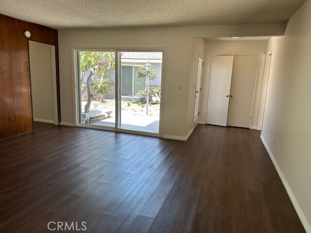 Foto del edificio - 2233 Angelcrest Dr