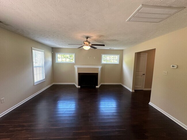 Foto del edificio - Beautiful 3 Bed 2.5 Bath Home with Spacious Fenced Yard