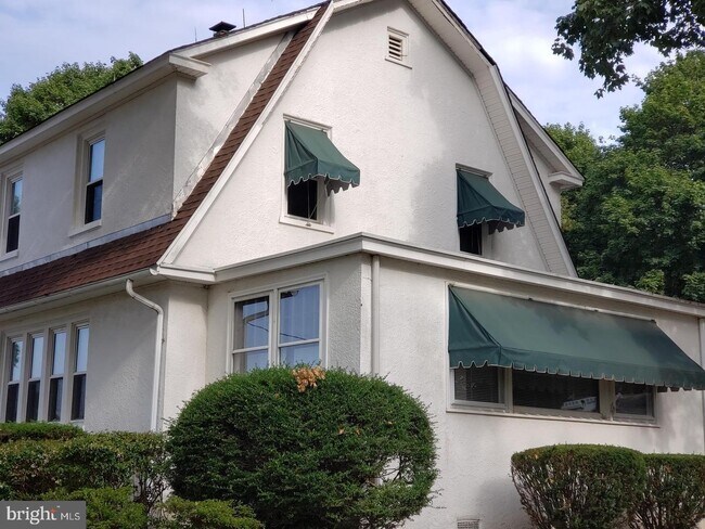 Building Photo - 1207 W Newport Pike