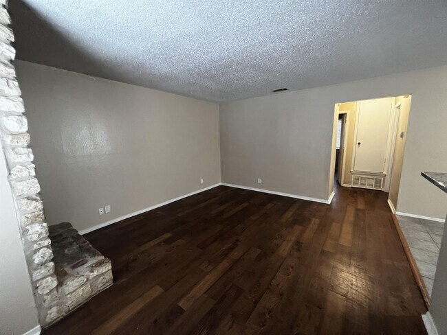 Building Photo - 9806 Roxanna Dr