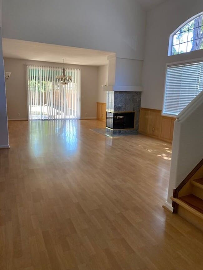Building Photo - Spacious updated home with 3 downstairs be...