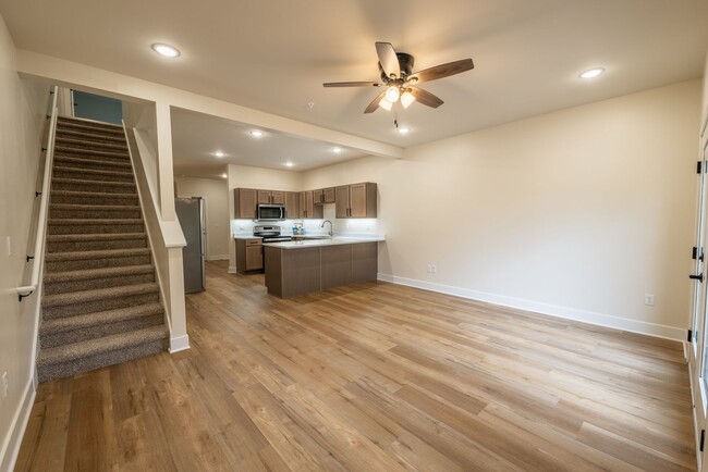 Foto del edificio - 3 Bed / 2.5 Bath Townhome w/Deck, Walkout ...