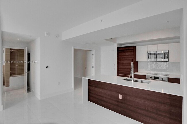 Foto del edificio - 301 Altara Ave