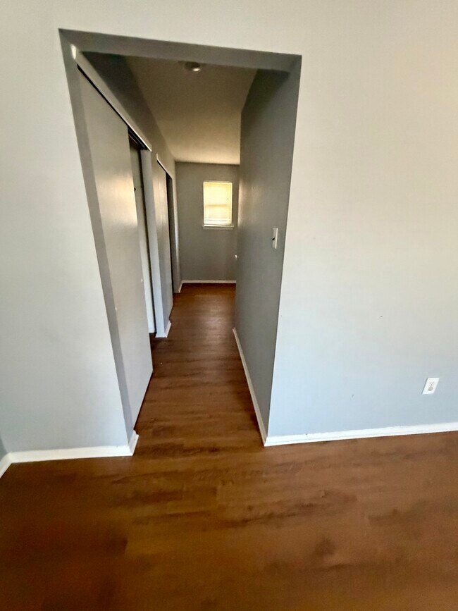 Vestidor del dormitorio principal - 202 Shady Ln