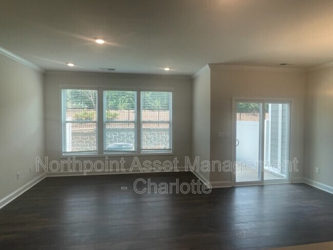 Foto del edificio - 1230 Pinewood Dr