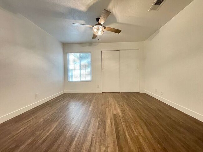 Foto del edificio - To schedule a viewing, call Wally Fellman ...