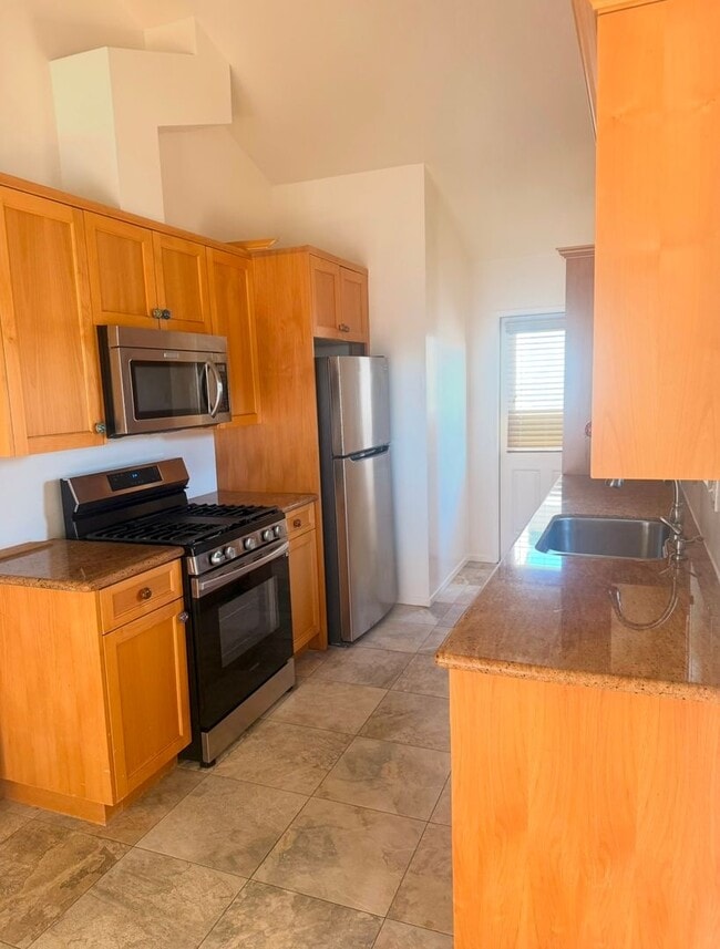 Building Photo - Charming 2 Bedroom, 1.5 bathroom Duplex