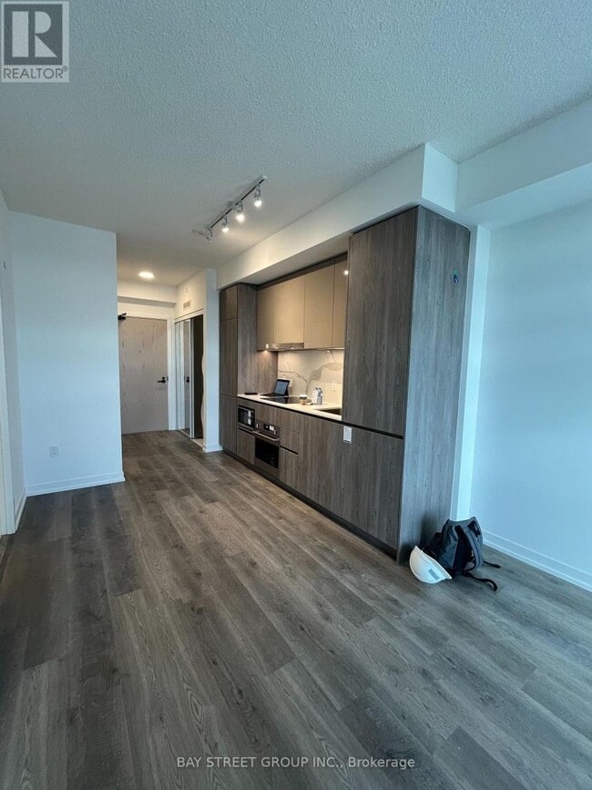 Photo du bâtiment - 8 Interchange Wy