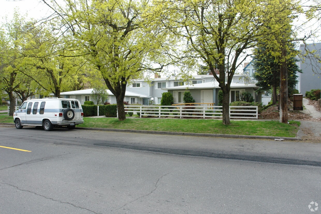 Building Photo - Riverside West