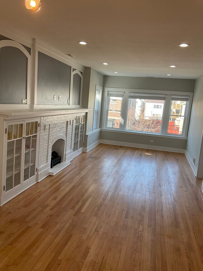 Living room - 4037 W Roscoe St