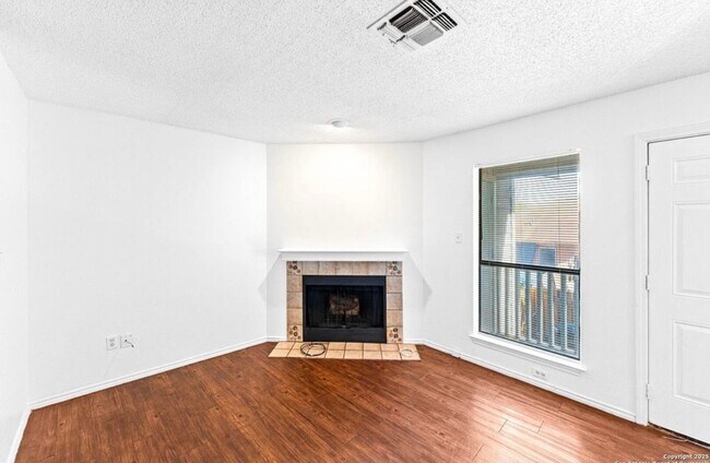 Foto del edificio - 7568 Windsor Oaks