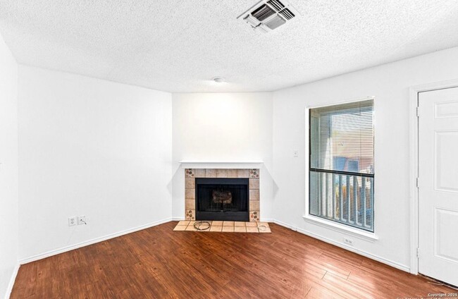 Building Photo - 7568 Windsor Oaks