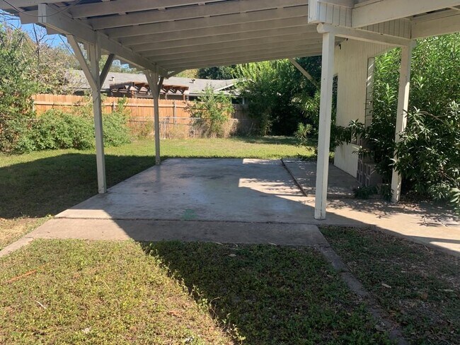 Building Photo - 1310 Broadmoor Dr