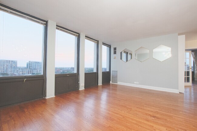 Building Photo - 444 W Fullerton Pkwy
