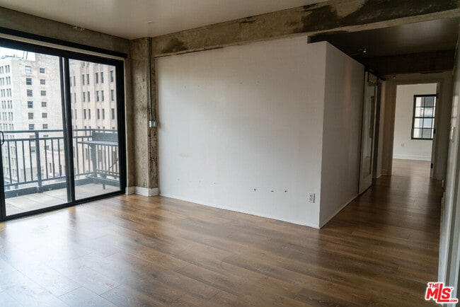 Building Photo - 416 S Spring St