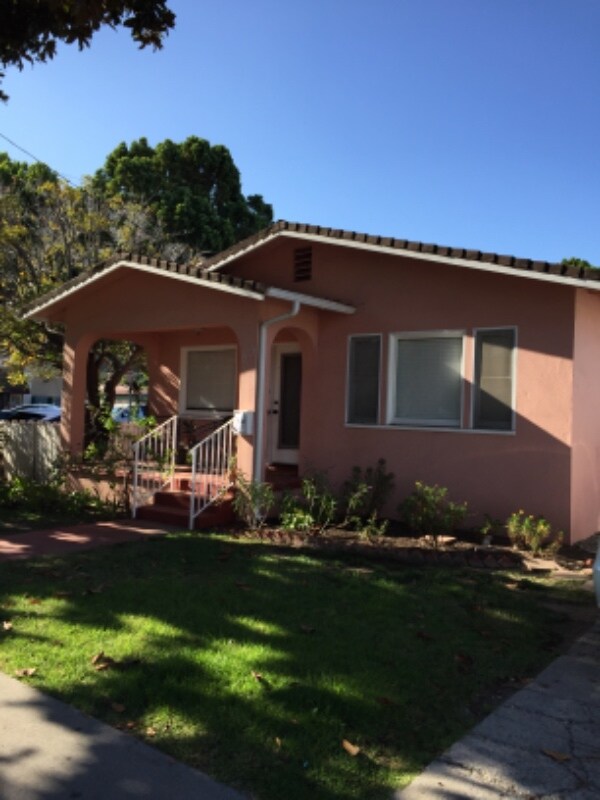Building Photo - 1401 San Andres St