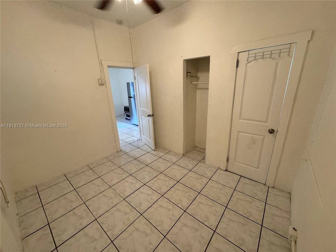 Foto del edificio - 2549 NE 190th St