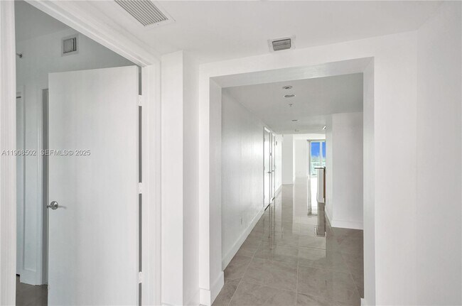 Foto del edificio - 14951 Royal Oaks Ln