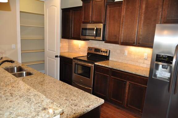 Cocina con despensa - 5851 Dripping Rock Ln