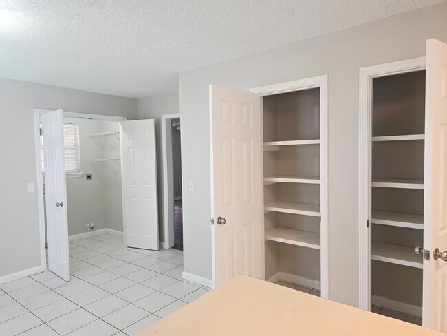 Foto del edificio - 212 E Mell St