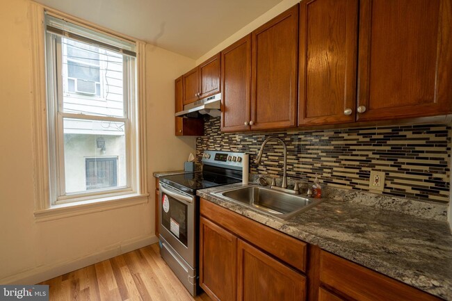 Building Photo - 1760 N Lindenwood St