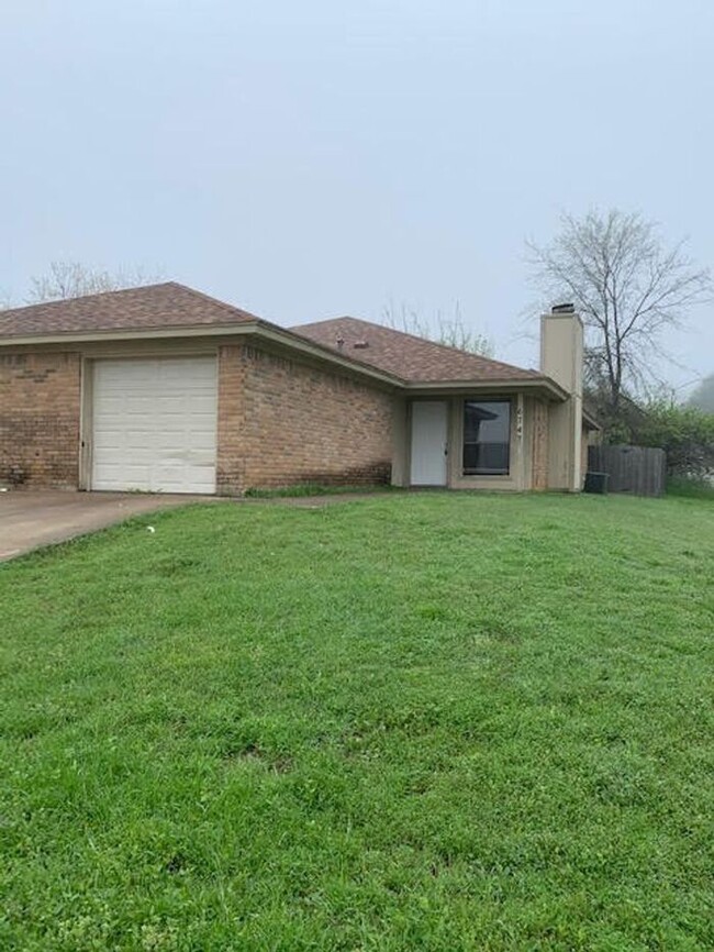 Building Photo - One Side of Duplex in SW Fort Worth