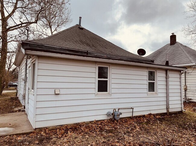 Building Photo - 908 e University ave