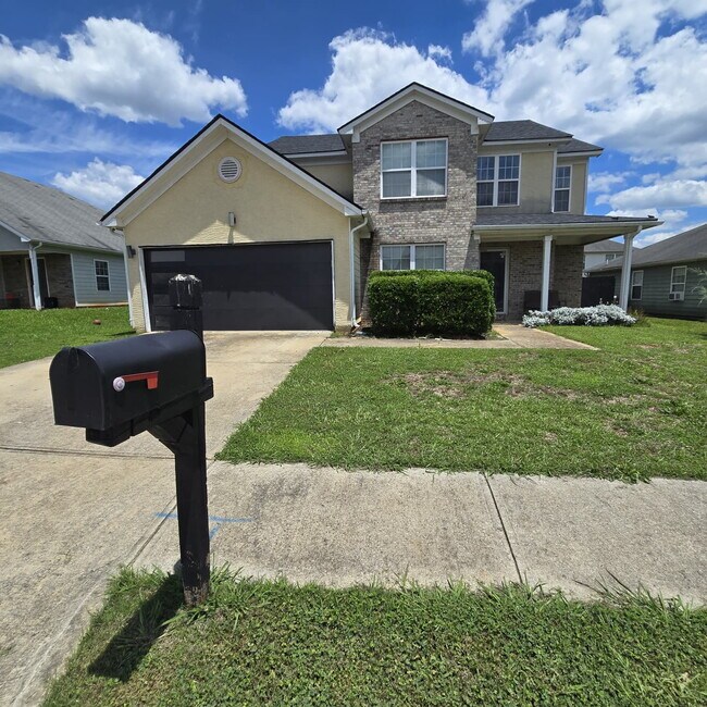 Foto del edificio - "Charming 3-Bed Retreat with 2.5 Baths on Cimmaron Court, Hampton!"