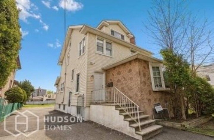 Primary Photo - 16 Riverside Ave