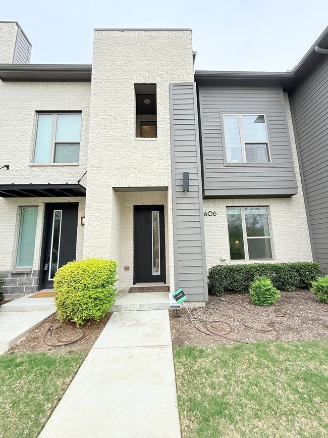 Building Photo - 606 Collier Dr