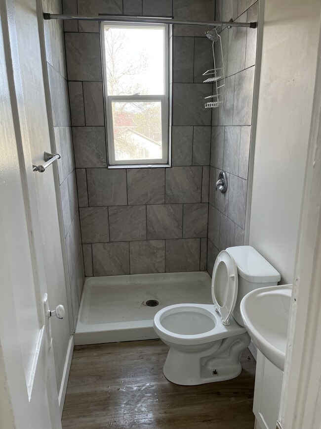 Building Photo - 203 Yale Ave E