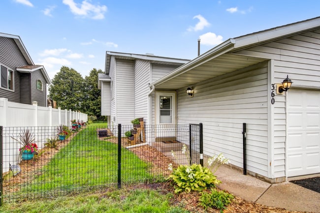 Building Photo - 360 Cari Park Ln