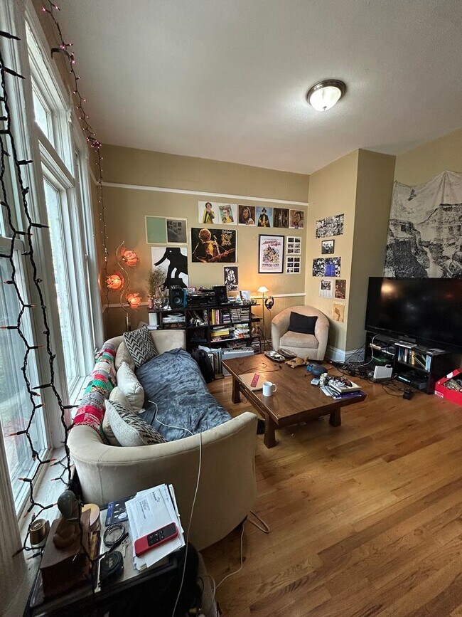 Foto del edificio - 1037 W Newport Ave