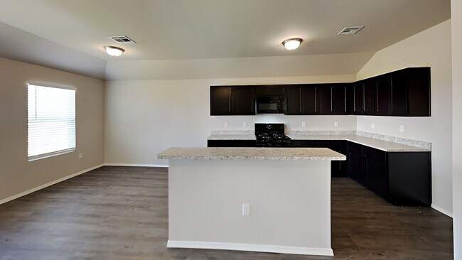 Building Photo - Beautiful and Spacious 4 Bedroom 2 Bath Home in Mustang Schools!