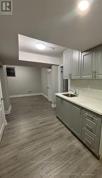 Building Photo - 583 Queen Mary Dr