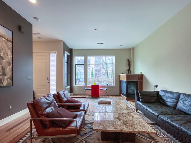 Foto del edificio - Riverfront 3 Bedroom, 3.5 Bath Townhome in...