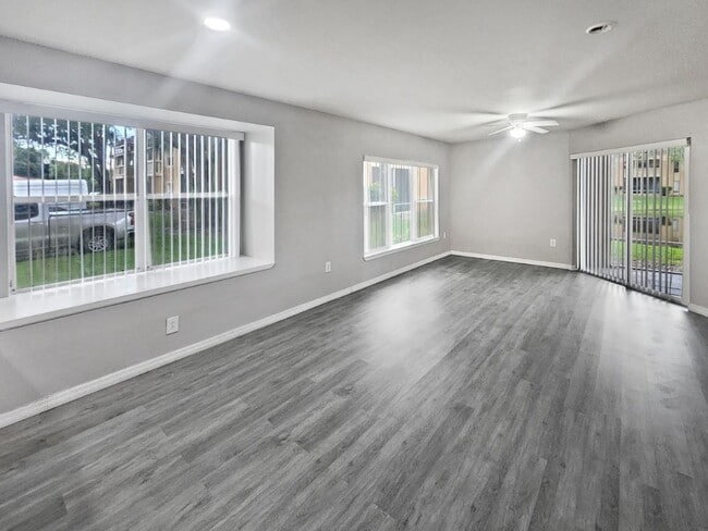 Living Room - 4831 Via Palm Lks Apartment