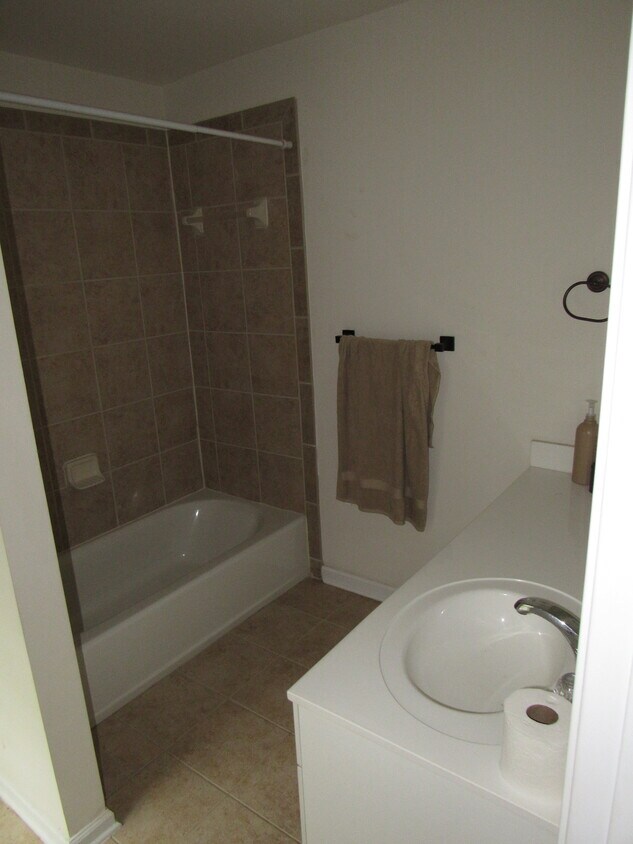 second bedroom bath (different angle) - 139 Red Barn Ln