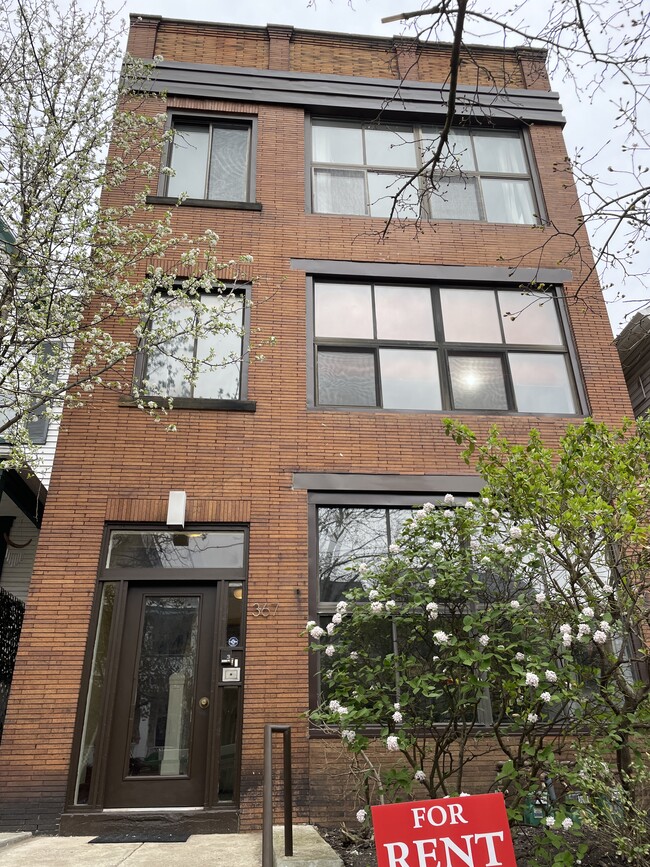 Special Two Bedroom Apartment on 3rd Floor of Building on Quiet Residential Street in Shadyside. - 367 Lehigh Ave