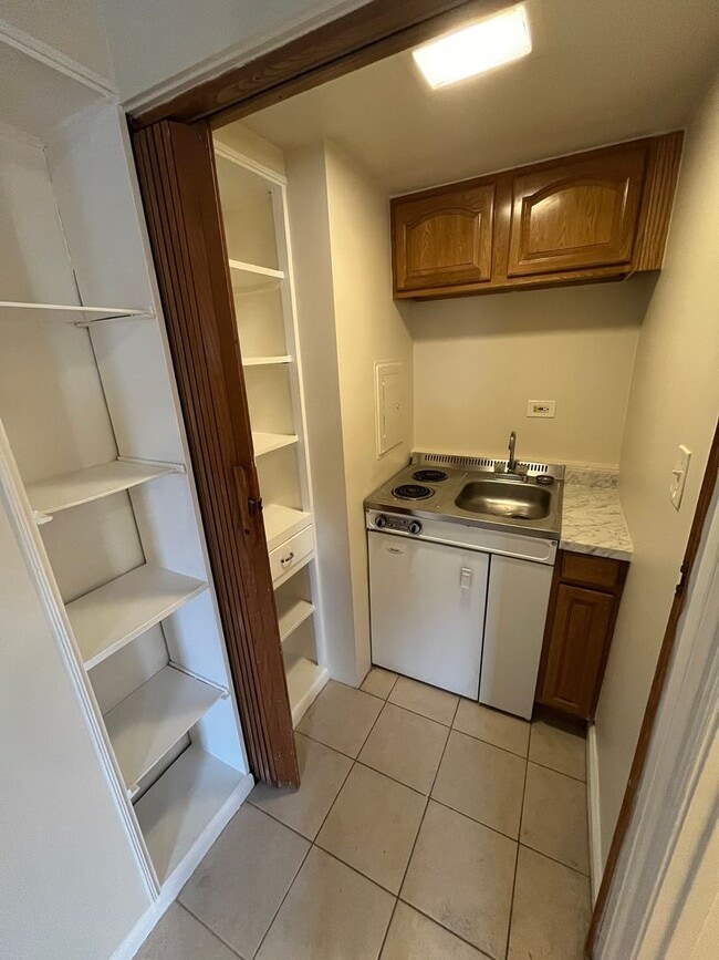 Building Photo - Studio Apartment All Utilities Included Av...